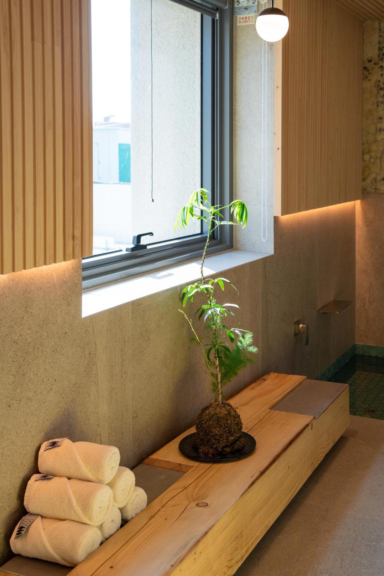 Pbr7 Hotel Unusual Stay Гиеонгджу Екстериор снимка
